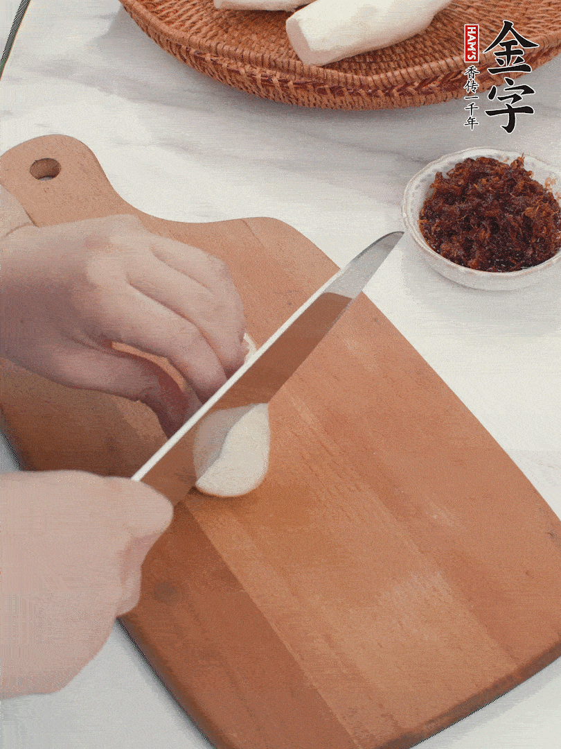 茭白剝殼，洗凈后切滾刀塊。