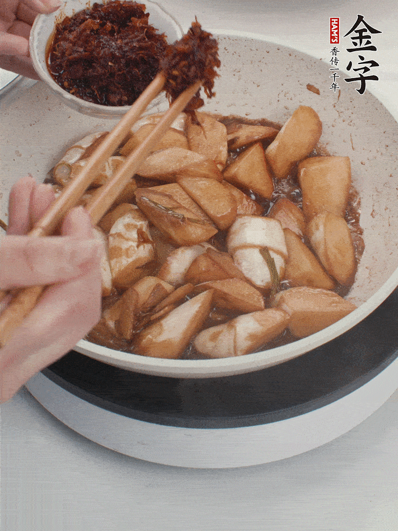 湯汁收濃，加金字火腿XO醬翻炒均勻。