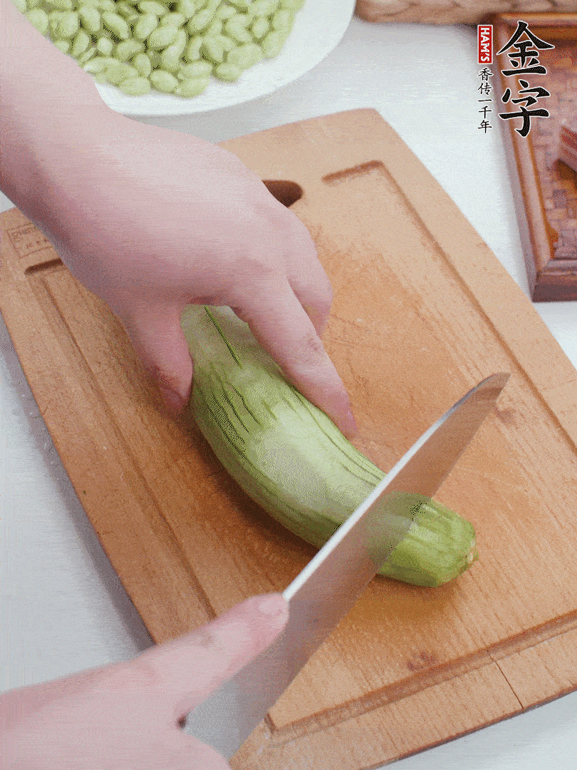 絲瓜去掉外皮，去掉兩端，切成滾刀塊。