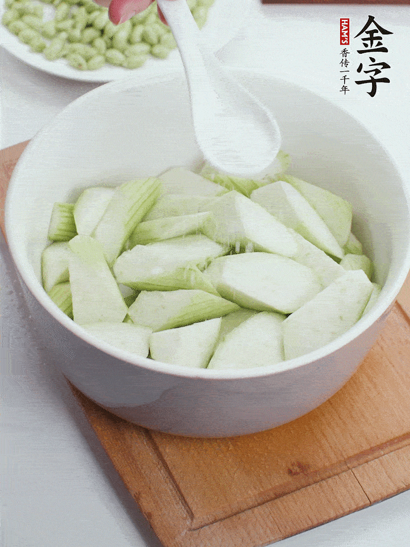 水中加1勺鹽浸泡，防止變黑。