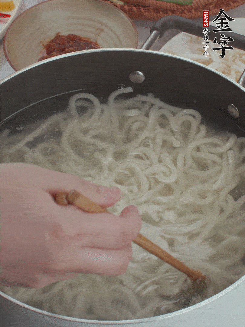 鍋中水煮沸，下烏冬面焯5秒鐘，撈出瀝干。