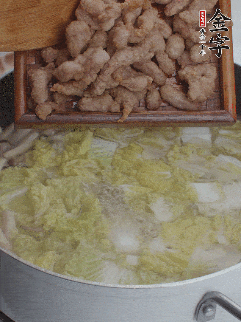 水開(kāi)后煮10分鐘，下娃娃菜、小酥肉煮3分鐘。