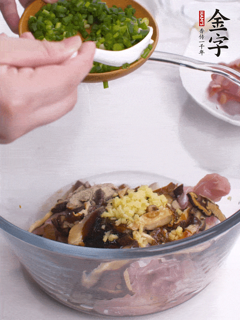 雞肉、香菇混合，加清水1/3杯、料酒1勺、蠔油1勺、鹽1勺、糖1/4勺、白胡椒1/4勺、食用油1勺、香油1/4勺、姜末、蔥花，攪拌均勻腌制2小時。