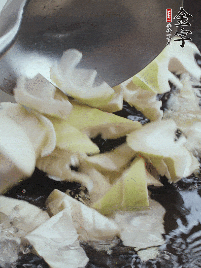 新鮮春筍去老根，剝殼切滾刀塊焯水去澀。