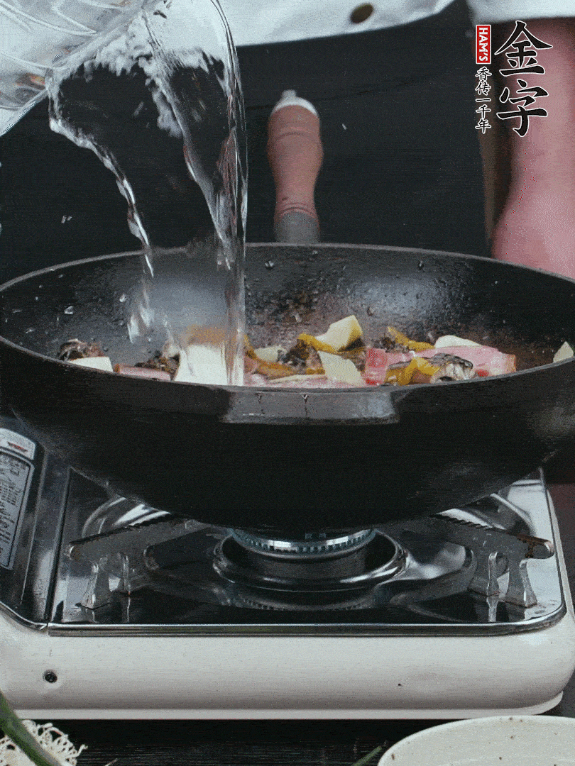 加適量黃酒，倒清水沒過。