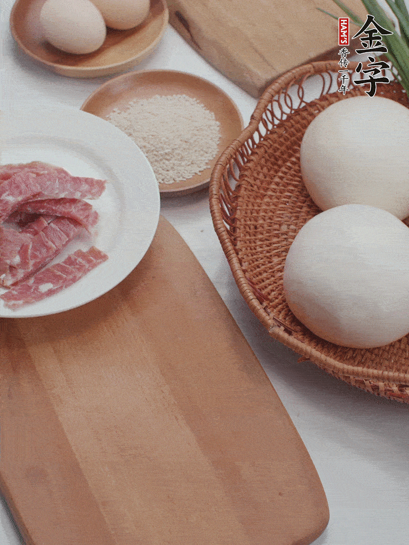 金字培根火腿切小片；饅頭、洋蔥切??；香蔥切丁。