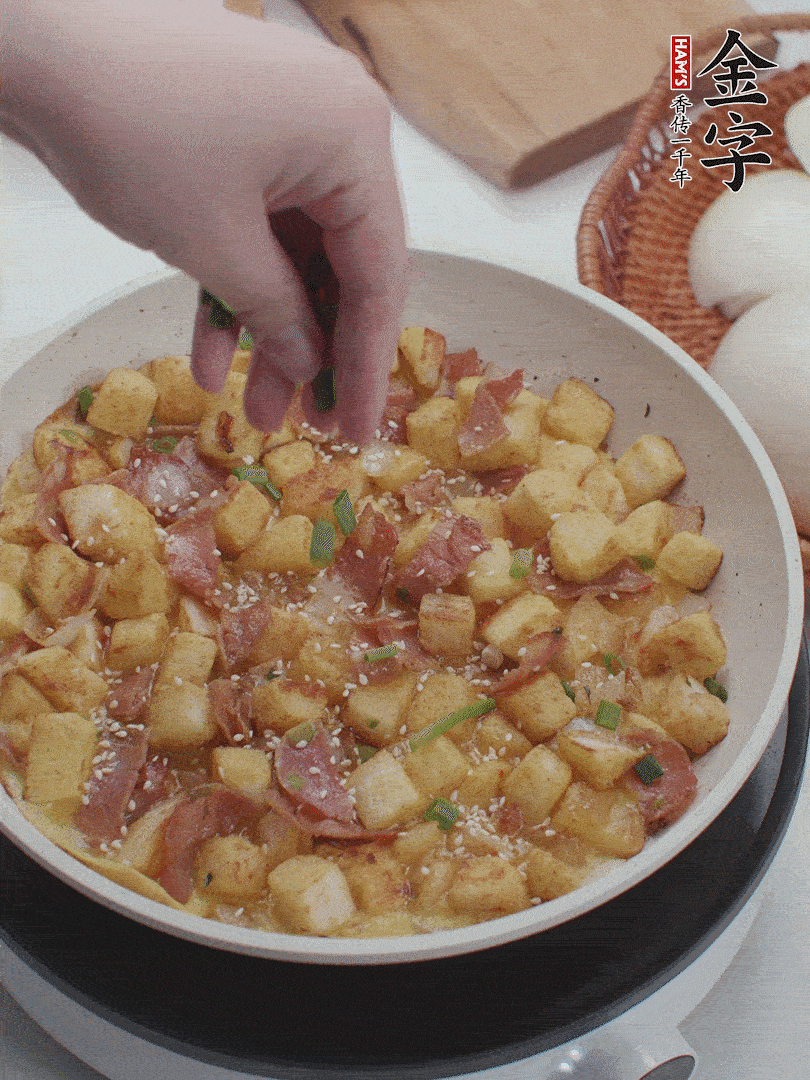 淋入剩余蛋液，蛋液凝固，撒上蔥綠和熟芝麻。