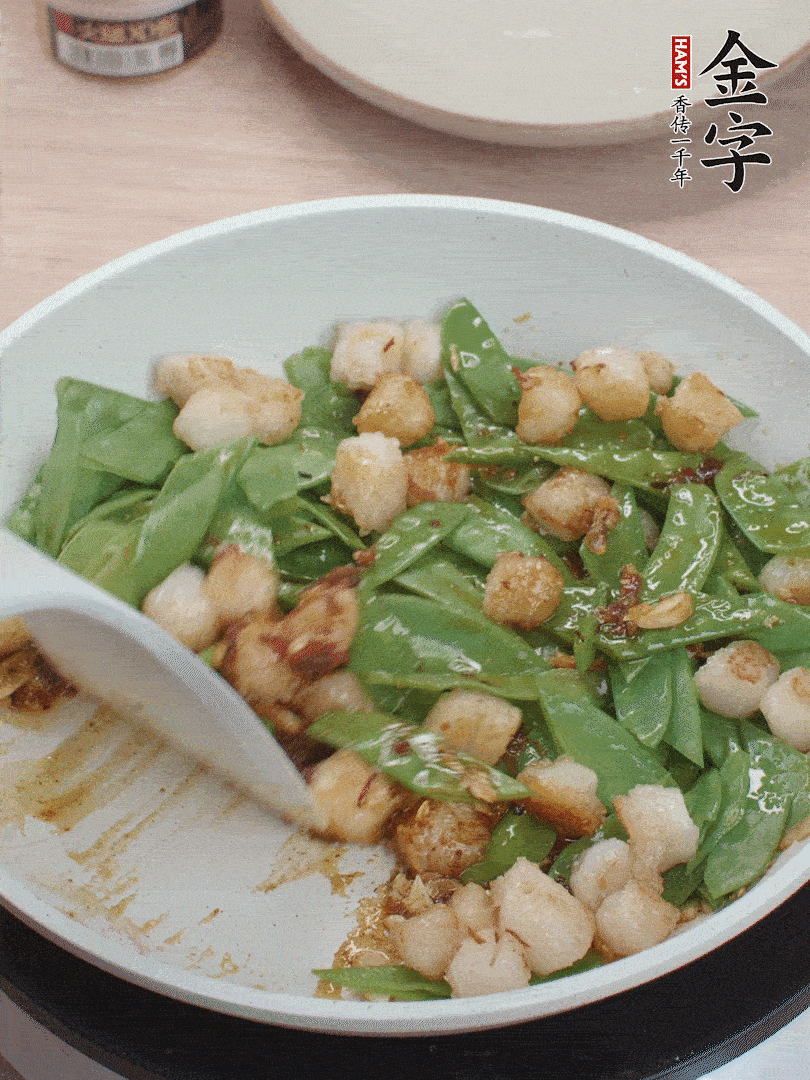 下甜豆莢、鮮貝輕輕翻炒均勻。