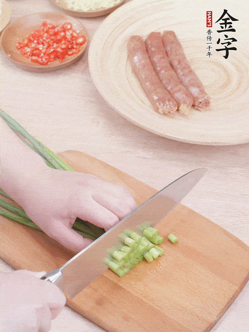 蒜苔切丁，蔥姜蒜切小丁，小米辣切圈。