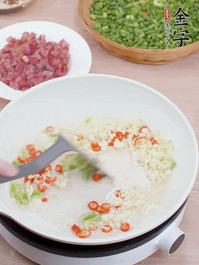 鍋中熱油，蔥姜蒜、小米辣煸香。