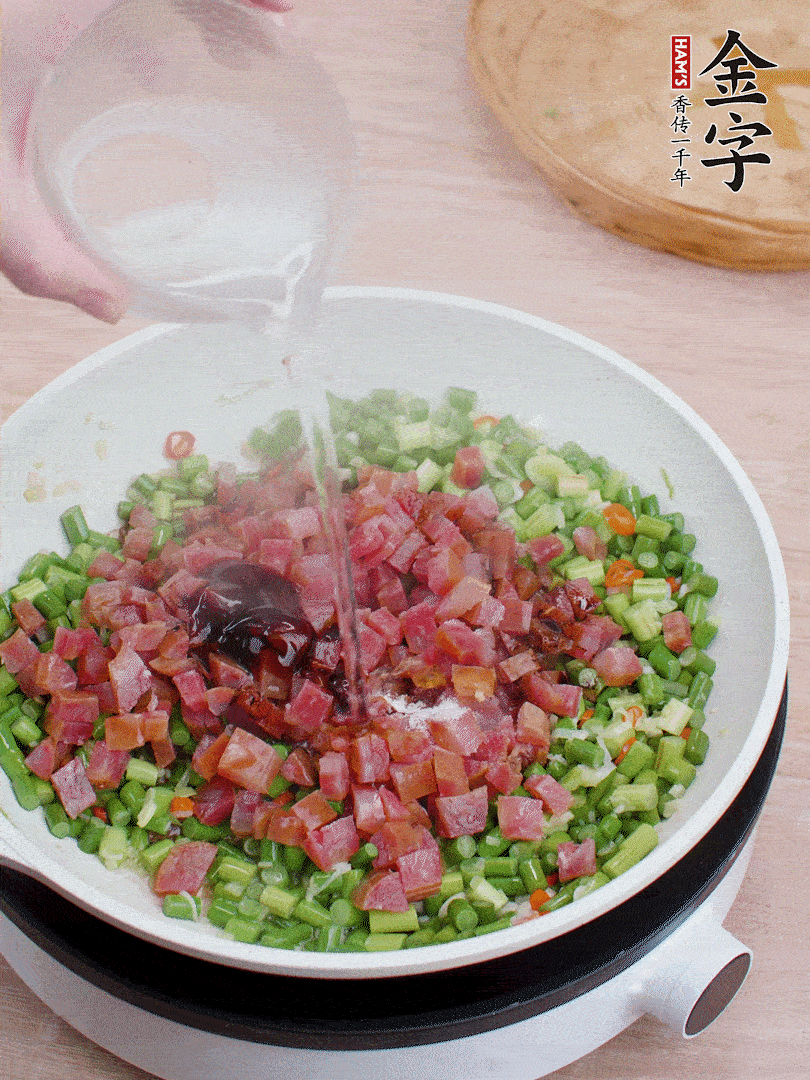 放香腸丁、1勺老抽、1勺蠔油、1/3勺白糖、少許清水炒至斷生。