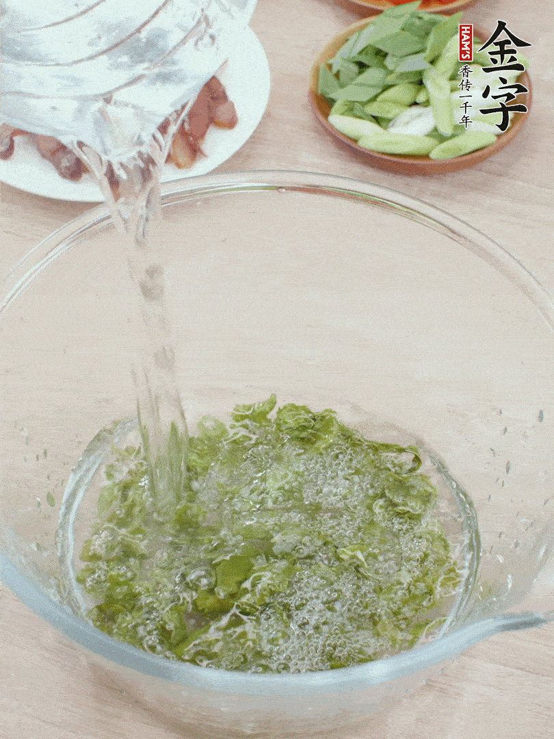 萵筍干溫水泡2小時(shí)，青紅辣椒切圈，姜切片，青蒜斜切段。