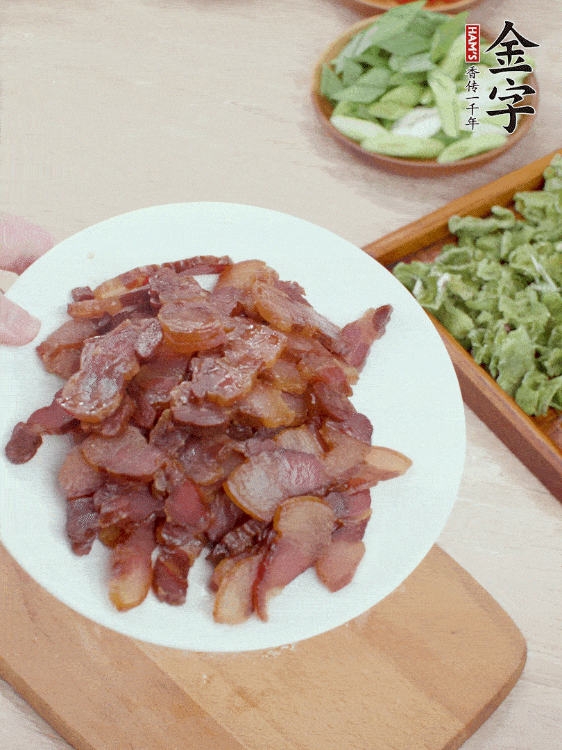 臘肉水煮15分鐘，切薄片。