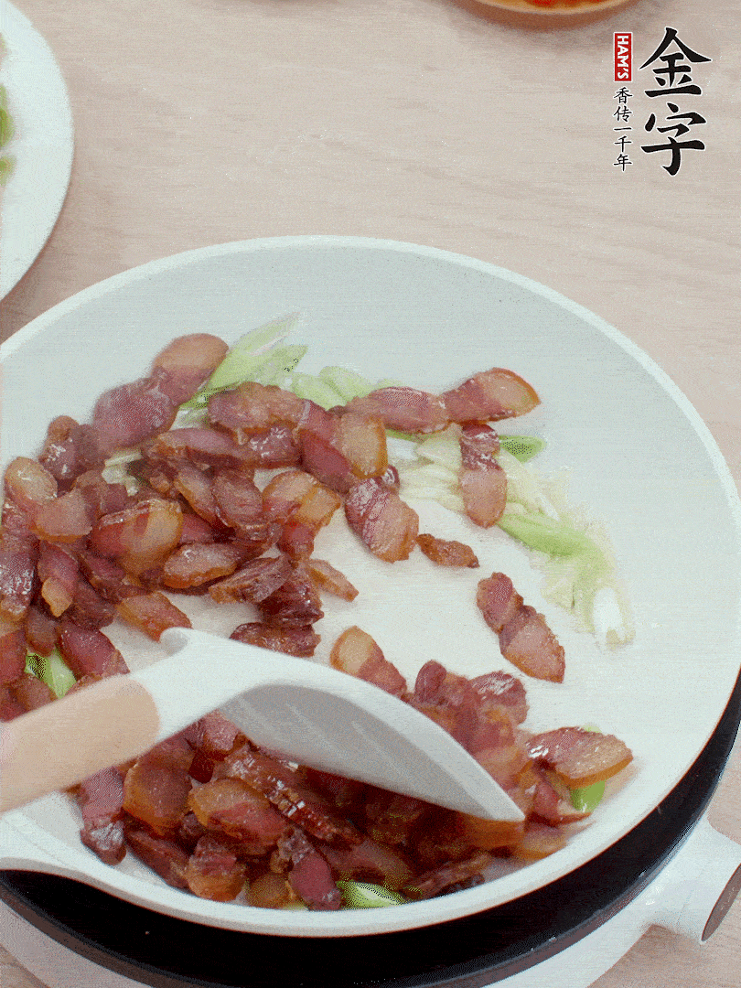 鍋中少許油，姜、蒜白爆香，下臘肉煸出油脂。