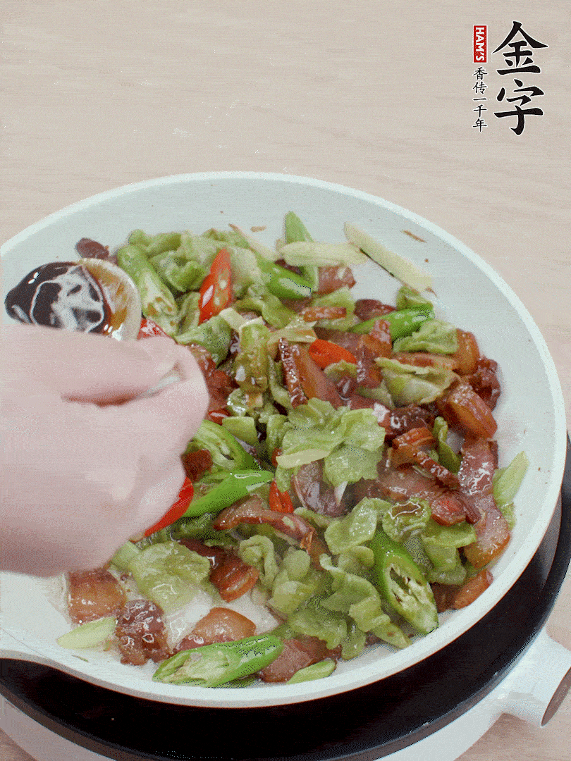 2勺生抽調(diào)味，最后撒蒜葉。