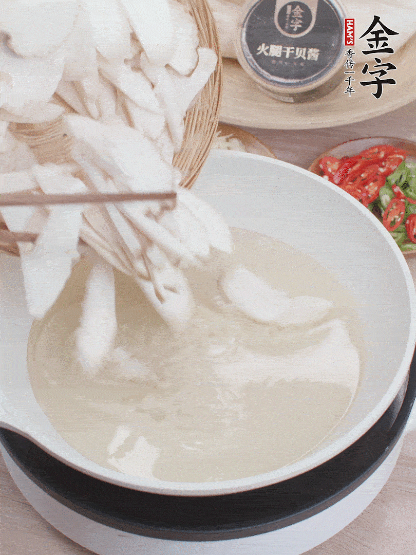 杏鮑菇切成片，油溫7層熱炸2分鐘。