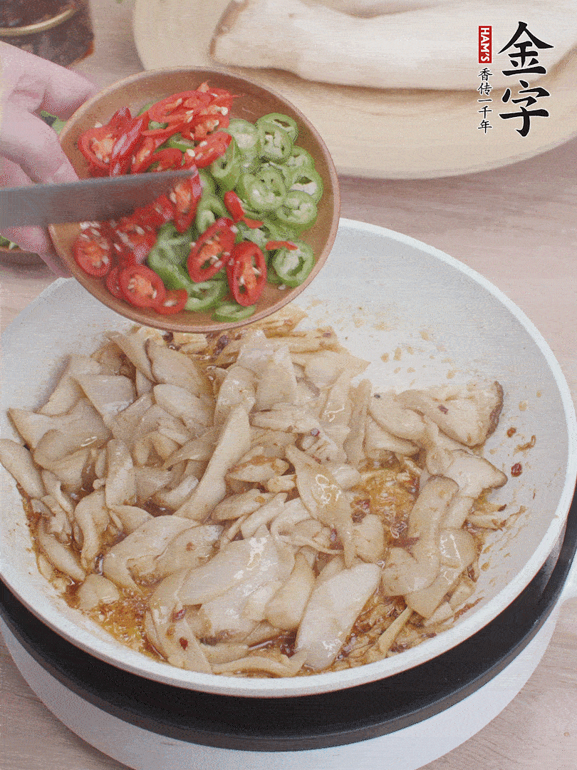 下杏鮑菇、青紅辣椒炒出香味。