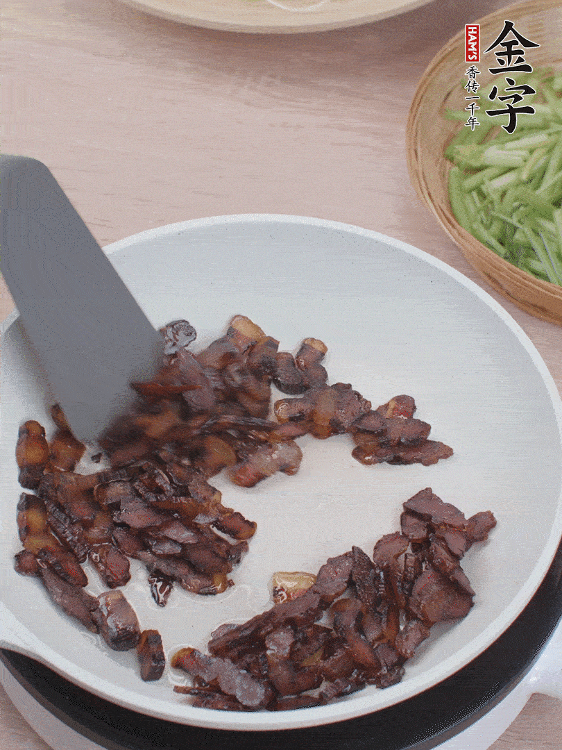 起鍋熱油，煸香醬油肉。