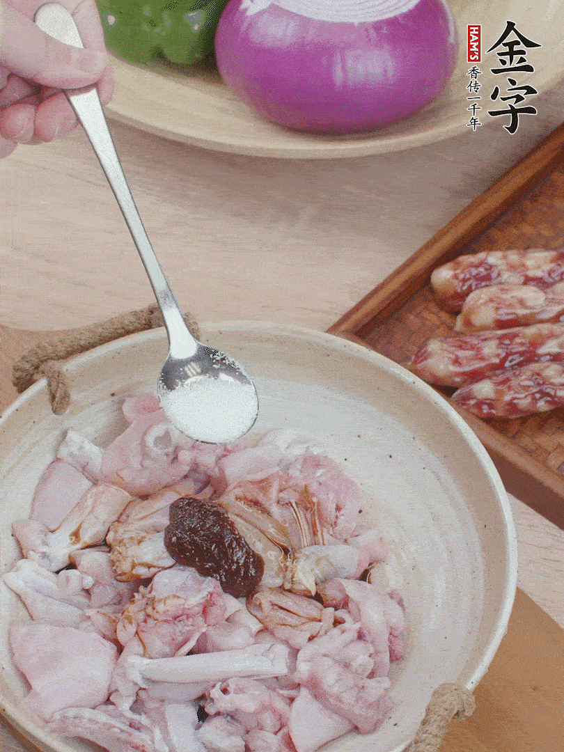 牛蛙塊加1勺柱候醬、1勺生抽、1/3勺白砂糖腌漬20分鐘。