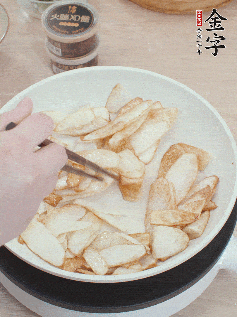 鍋中熱油，山藥煎至兩面金黃。