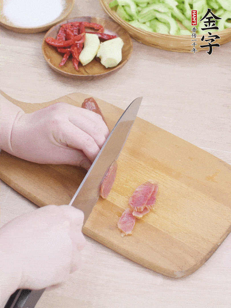 金字土香腸水煮10分鐘，切薄片。