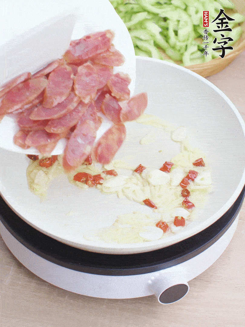 油5成熱時，姜、蒜、辣椒爆香。