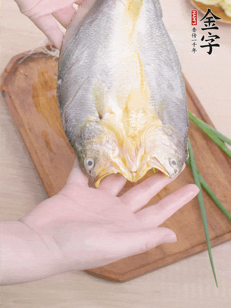 黃魚(yú)背部開(kāi)刀，洗凈切花刀。適量鹽涂抹魚(yú)身兩面。