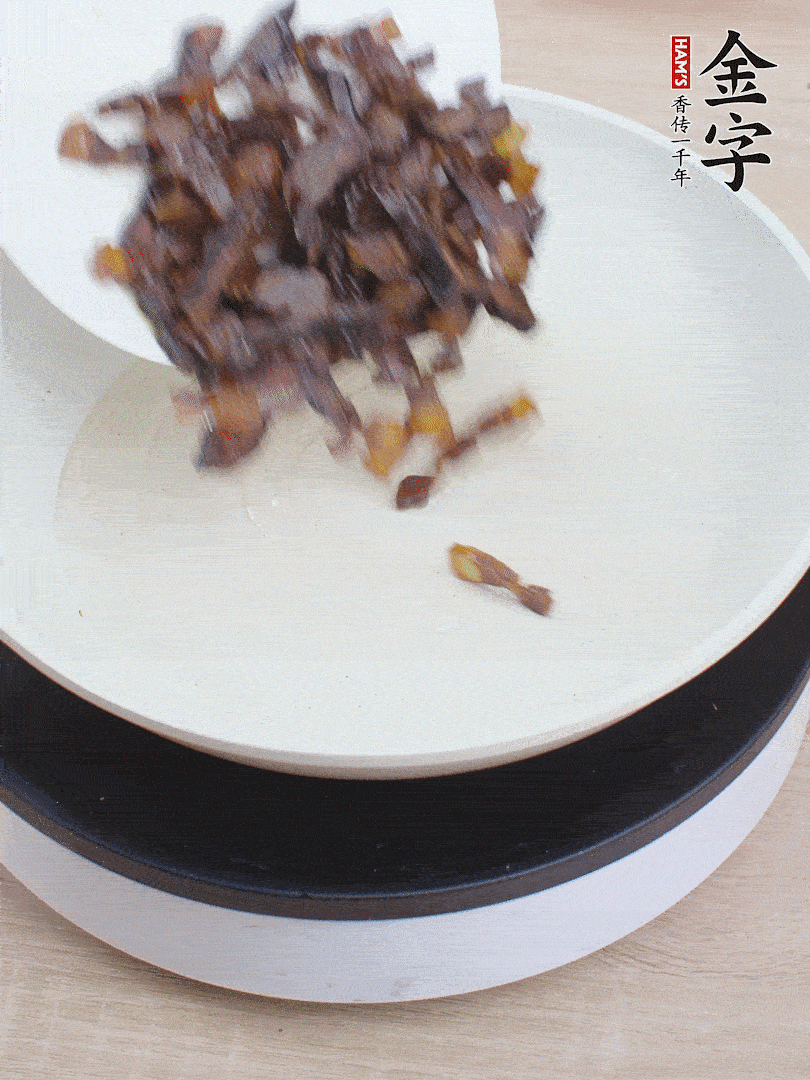 油熱倒醬油肉，編出香味。