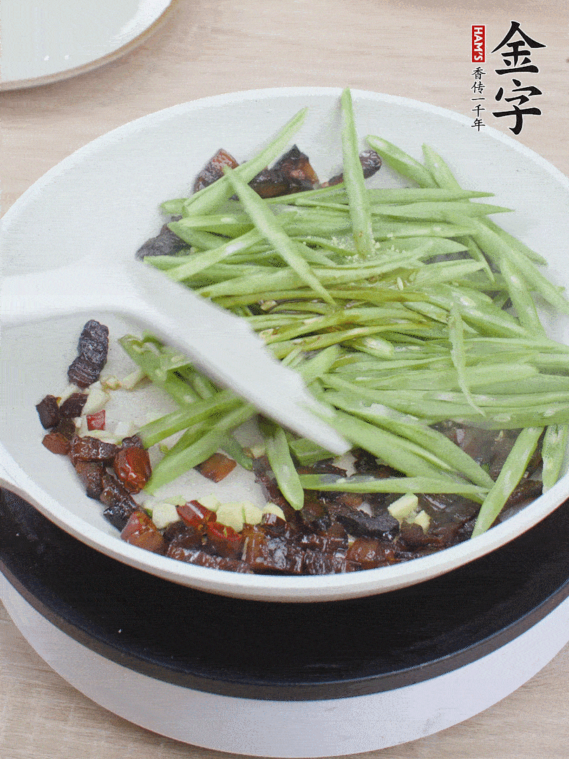 下豆角，生抽、雞精調味，炒到斷生。