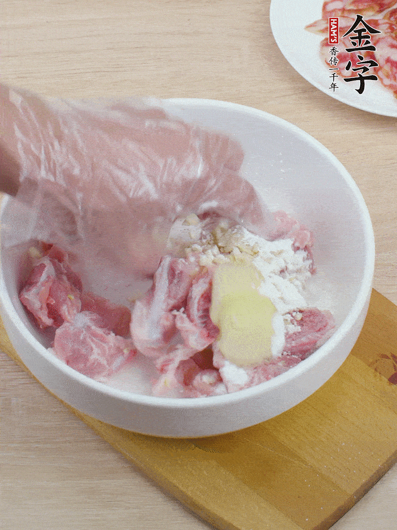 洗凈的小排，加鹽、姜、蒜末、淀粉、胡椒粉抓勻，腌制15分鐘。