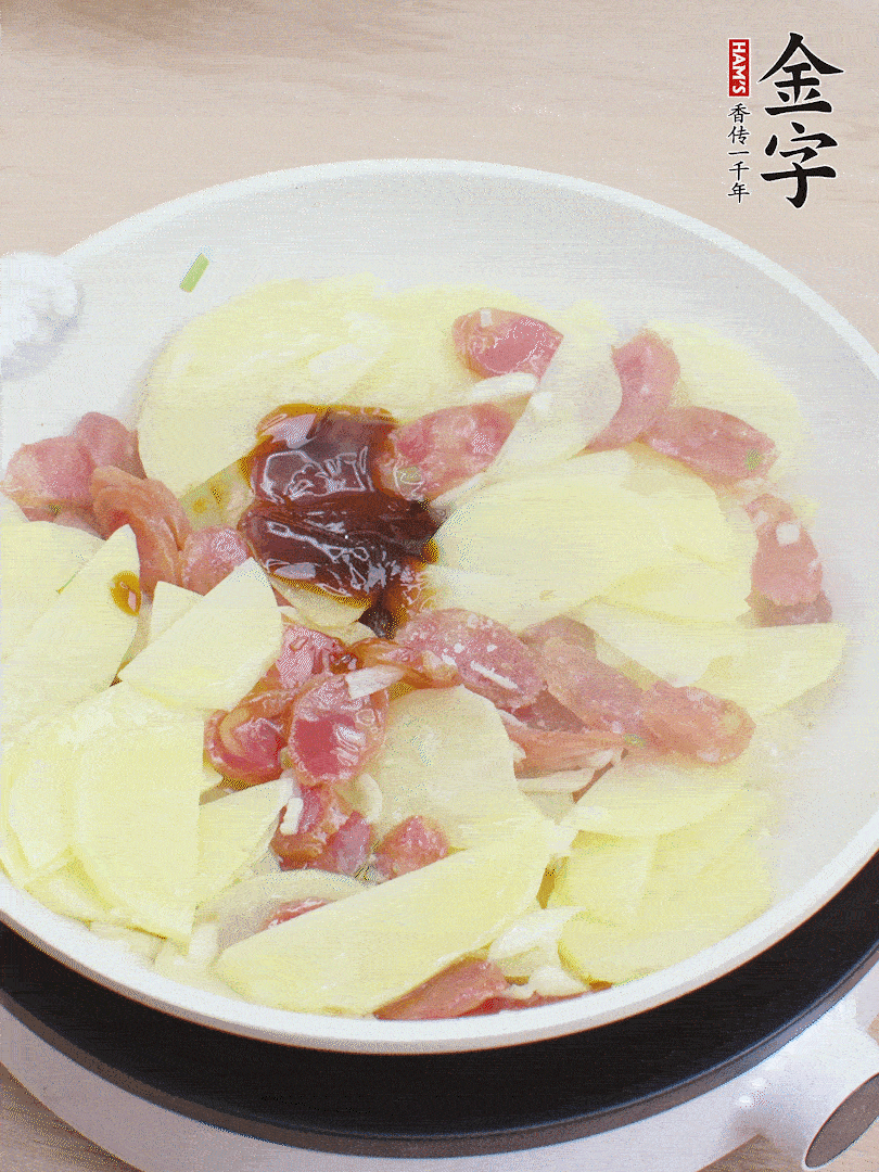 下土豆片，1勺生抽、1勺蠔油、1/3勺鹽、1/3勺糖炒至入味。