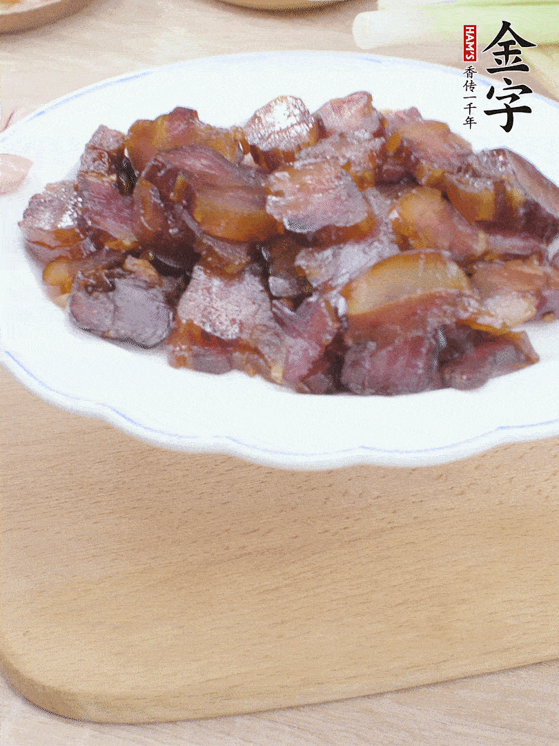 金字醬油肉水煮15分鐘，切薄片。