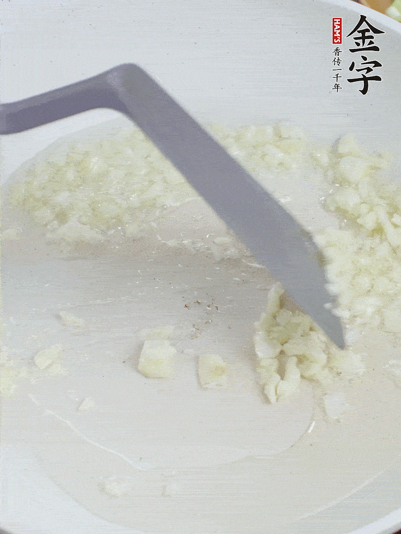 冷鍋熱油，下大蒜煎至兩面微黃。