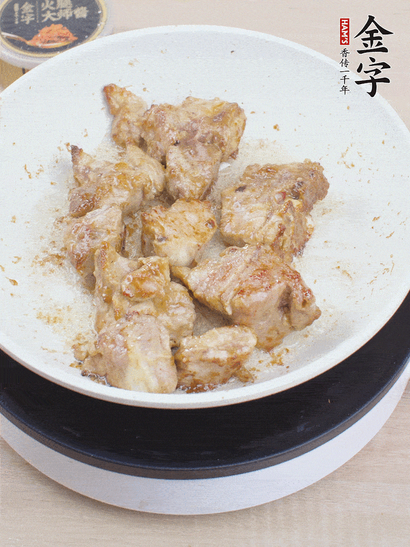 油4成熱，下小排煎炒至邊緣微微發(fā)焦。