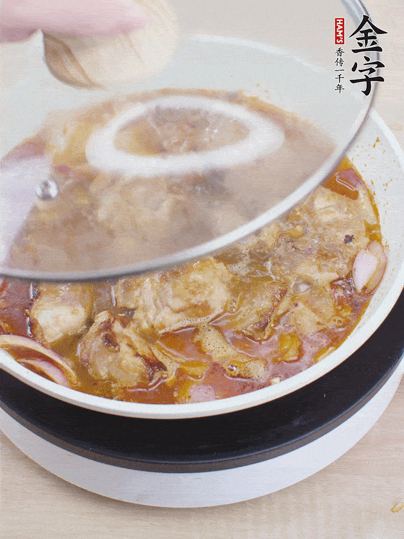 下小排翻炒，加1勺生抽、1點白砂糖和少許水燜2分鐘。