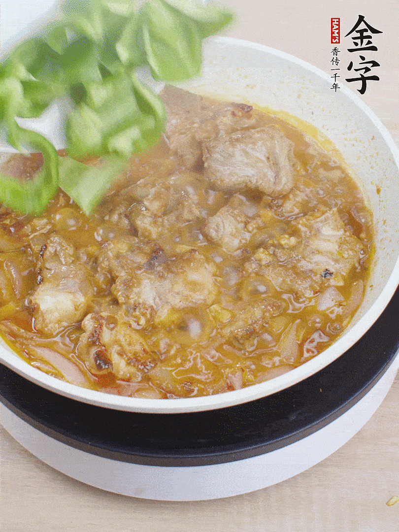 下青椒，翻炒炒至湯汁收干。