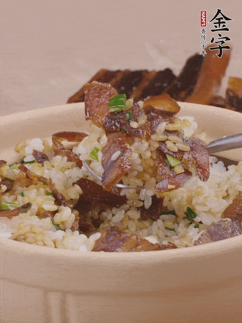 揭蓋后撒點蔥花裝飾，趁熱拌勻。