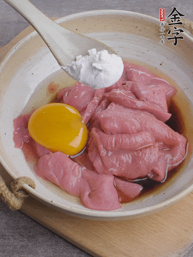 牛肉切片，雞蛋1個(gè)、水2勺、料酒1/2勺、生抽1/2勺、生粉1勺腌15分鐘。
