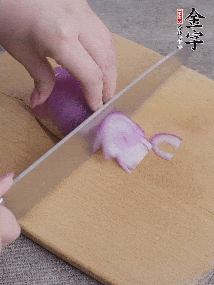 洋蔥切絲、蔥切段。