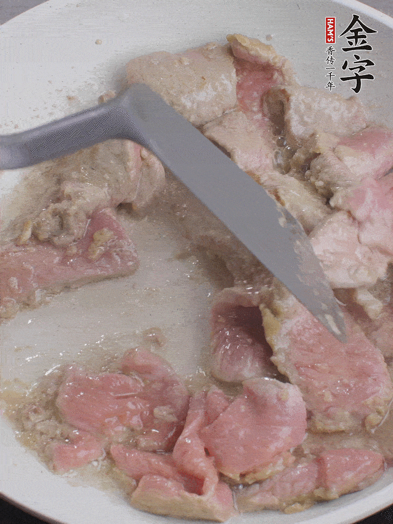 鍋中少油，下牛肉炒至變色。（盛出來）