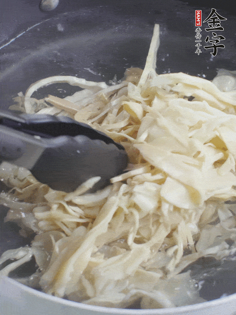 糯米筍焯水1分鐘，過涼水，擠干水份。