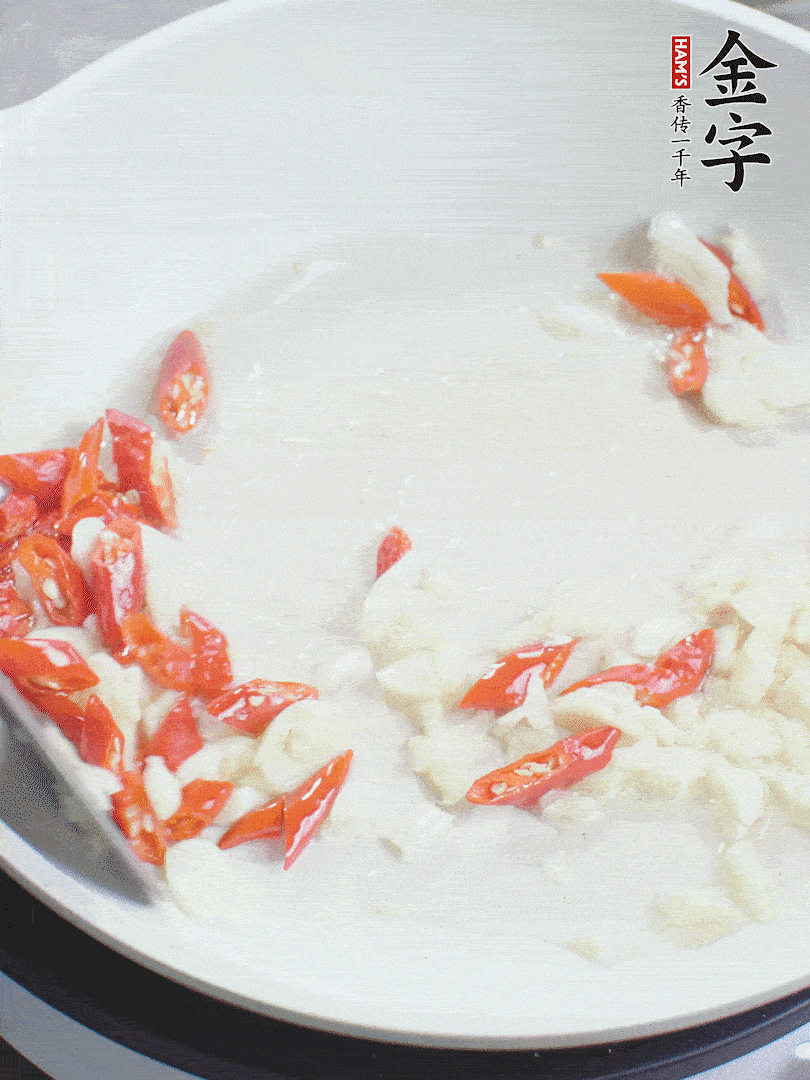 冷鍋熱油，下辣椒、大蒜煸香。