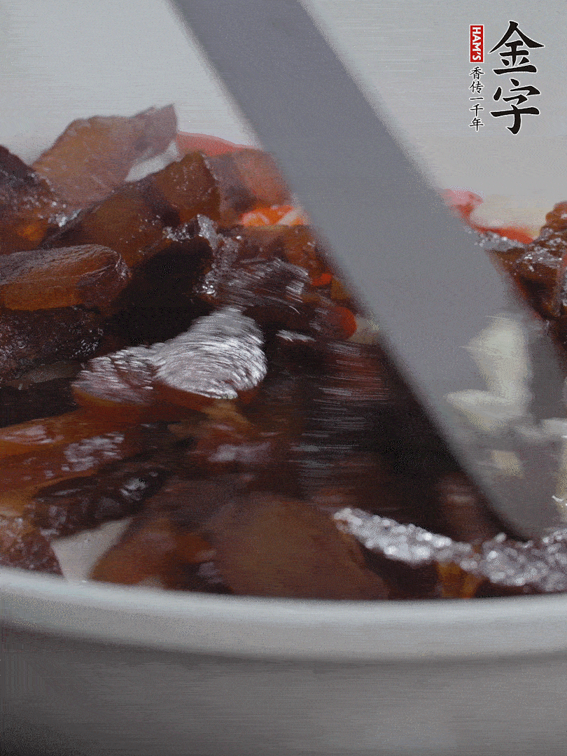 下醬油肉，煸出油脂。