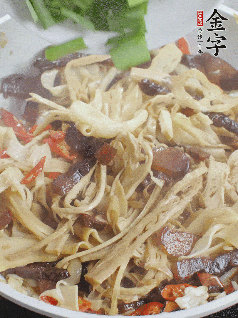 翻炒均勻，下蒜葉。