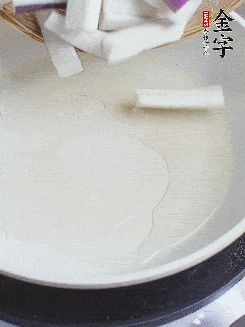 杭茄洗凈去蒂，縱向剖成4份，切成長10cm左右的段。白洋蔥切絲。口蘑洗凈去掉柄。紅椒切菱形片。