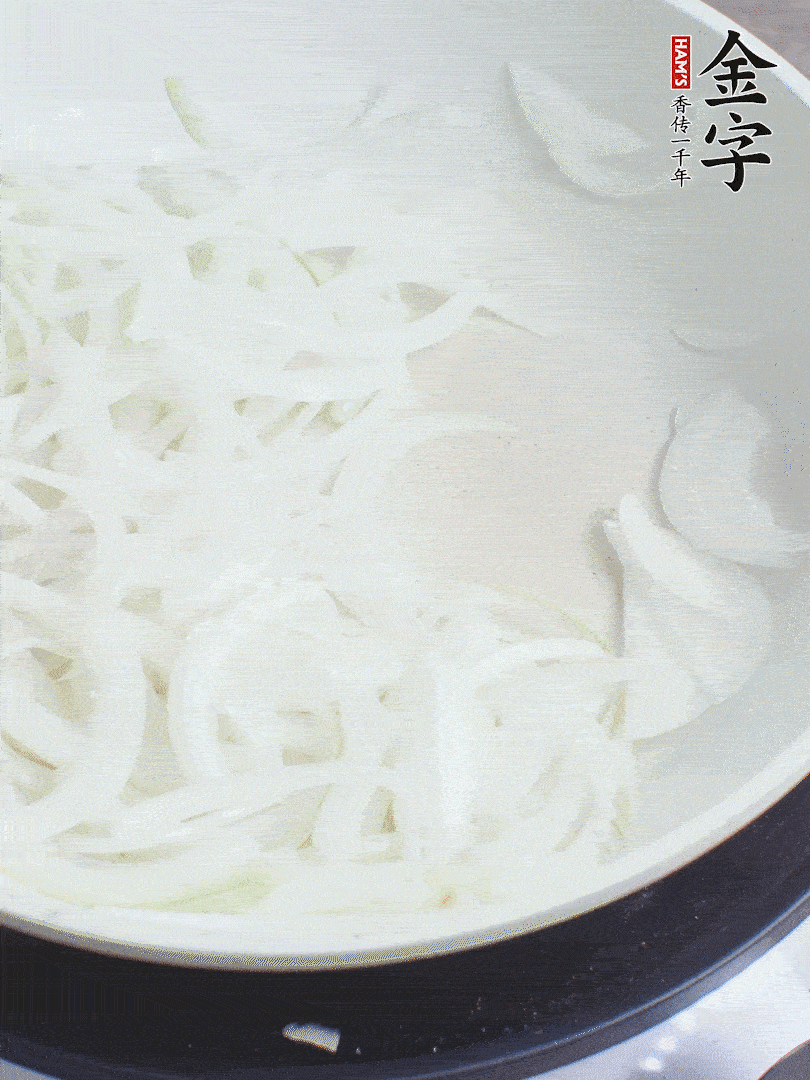 油熱下洋蔥絲、紅椒炒出香味。