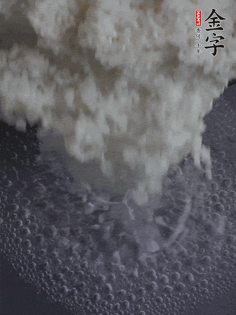 浸泡好的大米，沸水下鍋煮5分鐘，撈出瀝干。