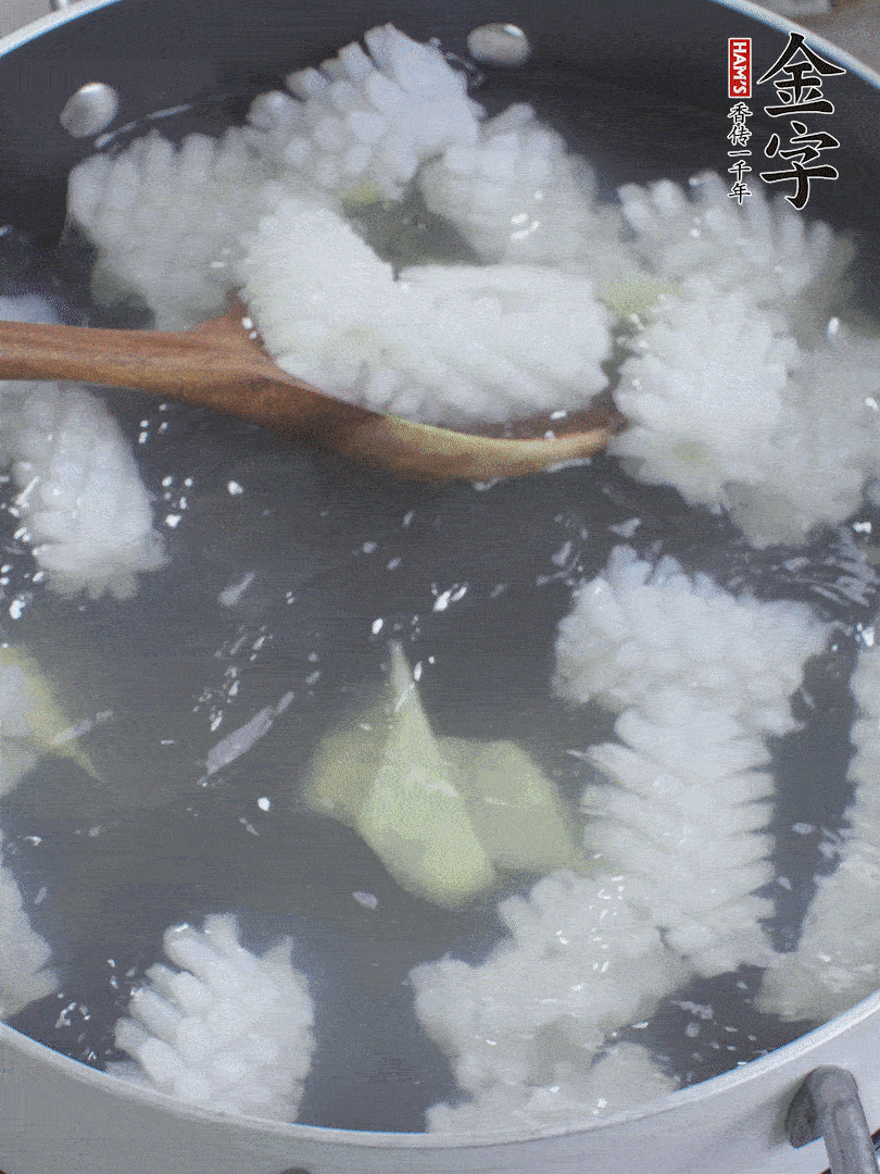 魷魚解凍后，加姜片、料酒汆燙30秒。