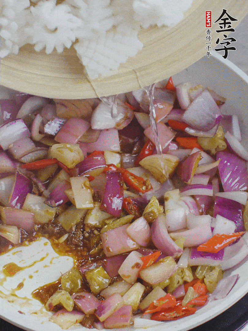 下魷魚花，2勺料酒炒勻。