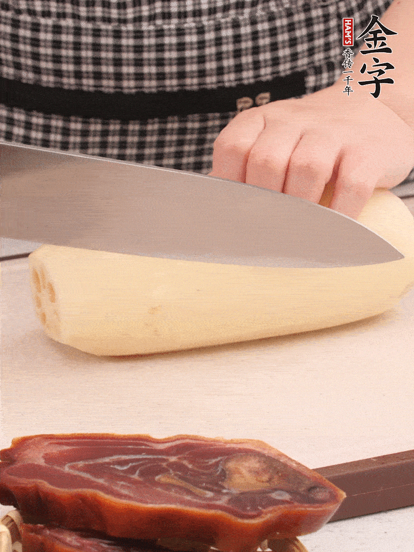 蓮藕削皮切塊。